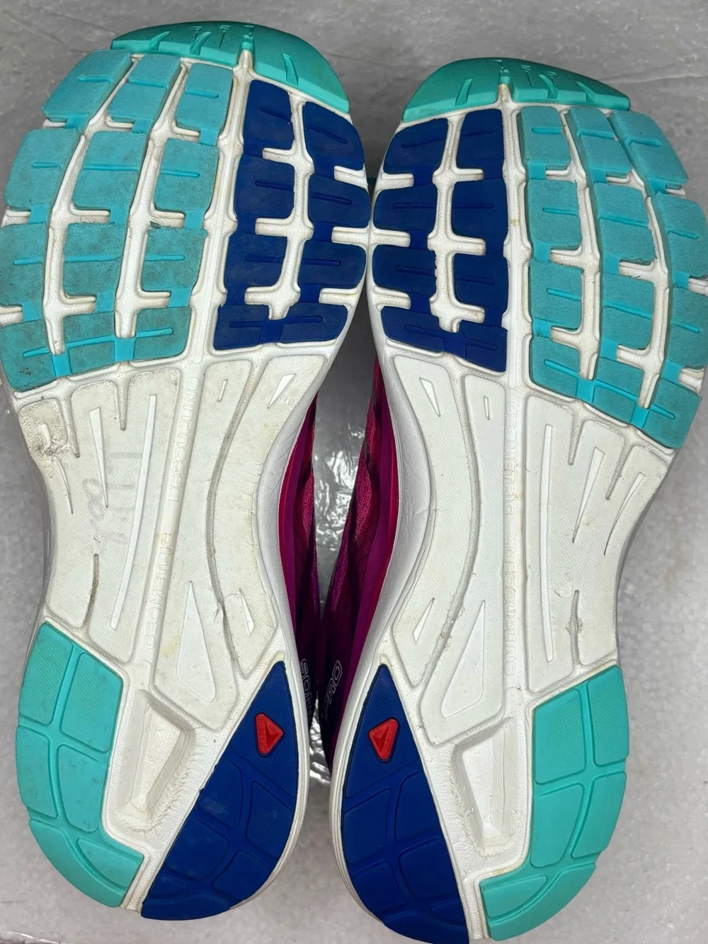 Salomon Women's Running Avenue Athletic Shoes with Turquoise Laces Size 8.5